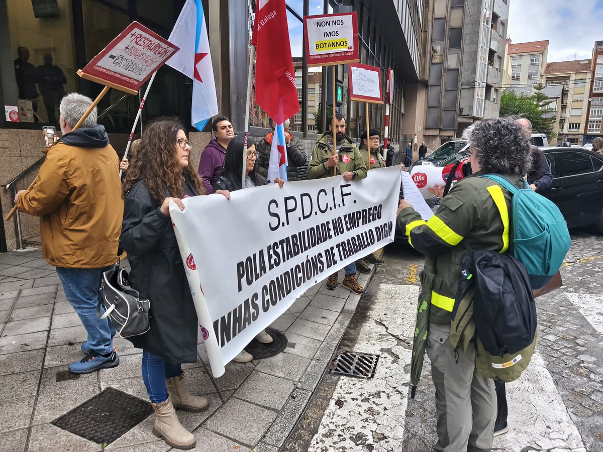 galizaCIG's tweet image. 👩‍🚒🧑‍🚒Persoal de #incendios mobilízase en #Ourense para reclamar un servizo público, digno e profesional

📢A protesta convocada pola CIG na delegación da #Xunta coincidiu cunha reunión na que participaba a conselleira de Medio Rural

ℹ️ tinyurl.com/2b5ct5h2

@CIGAutonomicaOU