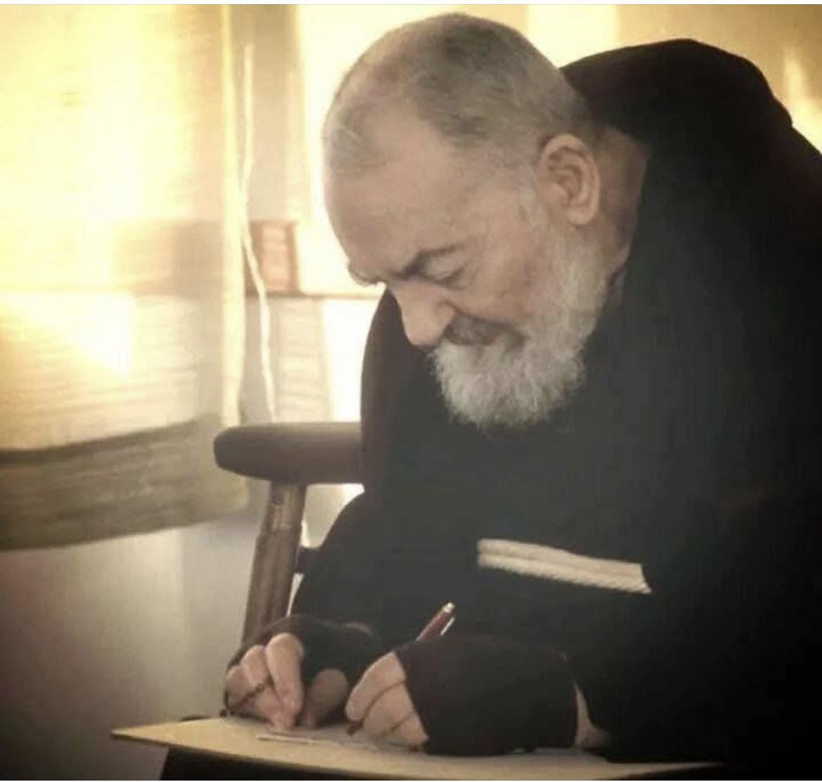 sitsio's tweet image. When Padre Pio was visited by a soul from purgatory:

Padre Pio is known for his many mystical experiences during prayer, often piercing the heavenly veil while on earth. One such experience involved an unexpected encounter with a soul from purgatory.

He was alone in prayer when…