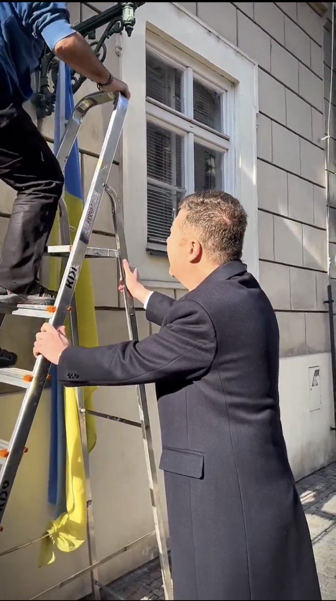 Pan <a href="/tomio_cz/">Tomio Okamura</a> Okamura se štaflemi  rychle spěchal, 
aby vlajku trpících svěsiti nechal. 

Máme na klubu <a href="/TOP09cz/">TOP 09</a> jednu ukrajinskou vlajku speciální, přivezenou z fronty od <a href="/ZaluzhnyiUA/">Valerii Zaluzhnyi</a> a vyměněnou za pomoc vojákům. 

Zítra v pravé poledne ji pověsíme panu předsedovi před zraky a