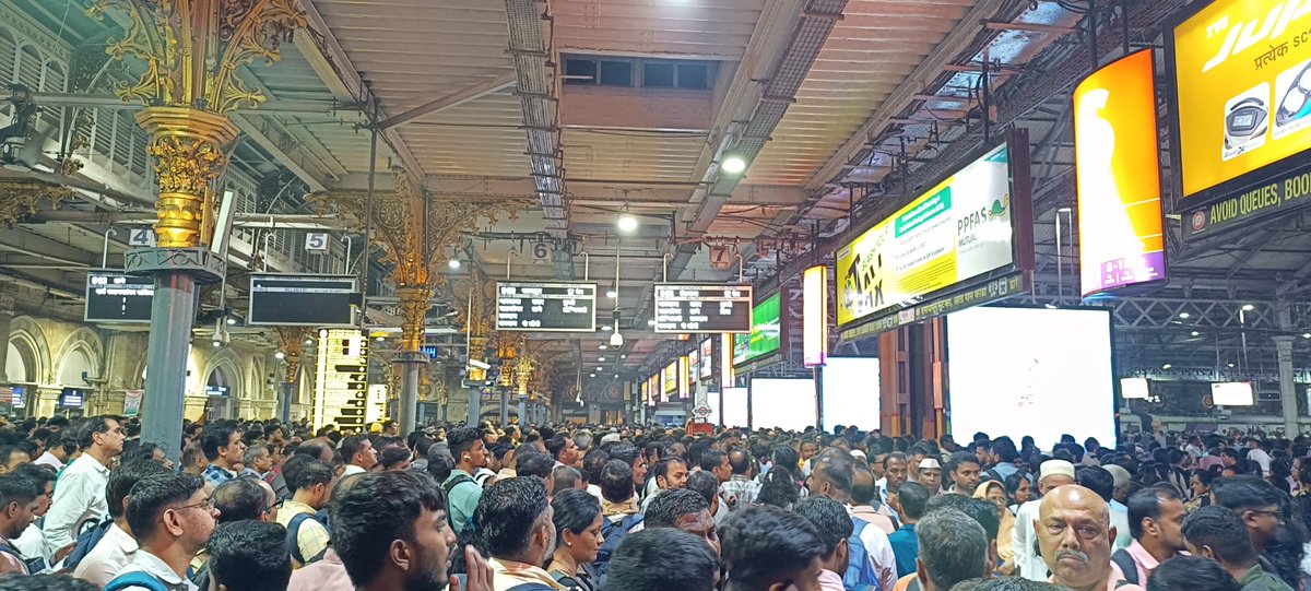 MahiHerambha's tweet image. Total chaos erupted at several Central Railway stations in #Mumbai as peak-hour #localtrain services were severely disrupted due to an unexpected strike by #Railway unions, leaving #Mumbaikars stranded &amp;amp; helpless; once again showing how the lives of commuters hold little value.