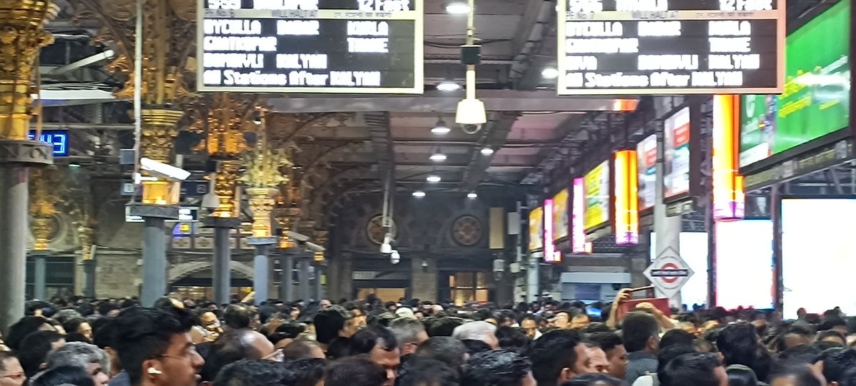 MahiHerambha's tweet image. Total chaos erupted at several Central Railway stations in #Mumbai as peak-hour #localtrain services were severely disrupted due to an unexpected strike by #Railway unions, leaving #Mumbaikars stranded &amp;amp; helpless; once again showing how the lives of commuters hold little value.