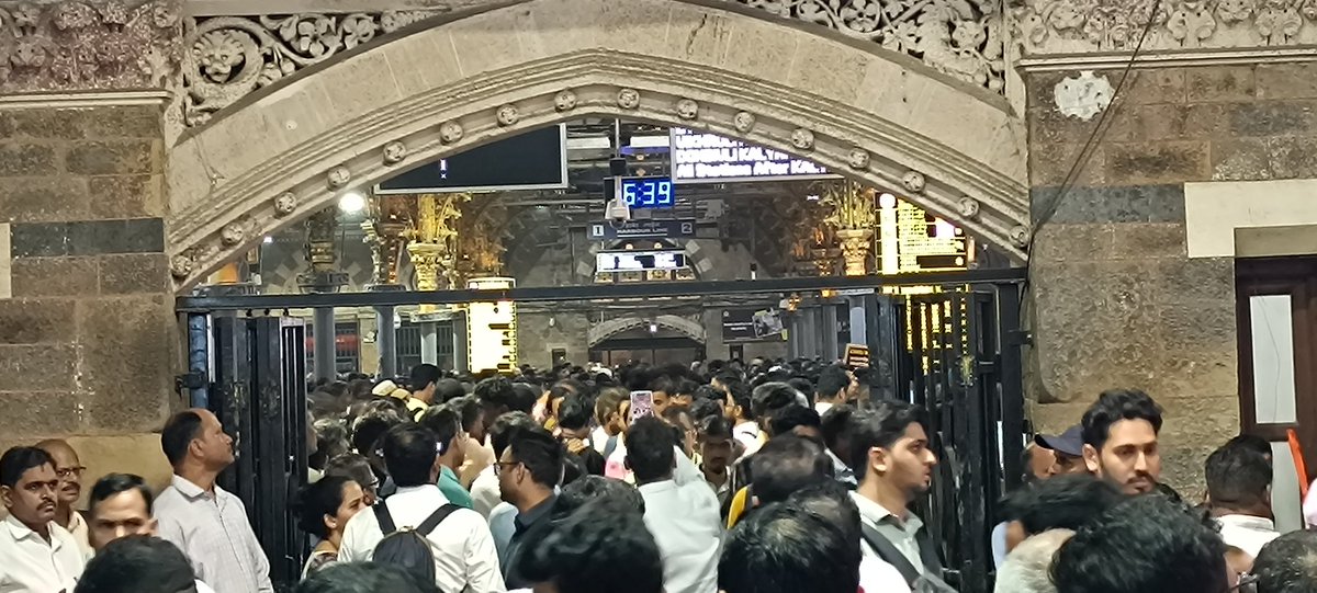 MahiHerambha's tweet image. Total chaos erupted at several Central Railway stations in #Mumbai as peak-hour #localtrain services were severely disrupted due to an unexpected strike by #Railway unions, leaving #Mumbaikars stranded &amp;amp; helpless; once again showing how the lives of commuters hold little value.