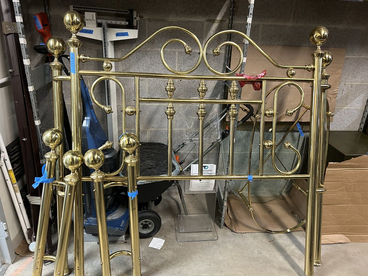 I just got this beautiful brass bed for 15 dollars. Today I have a guardian angel 💯