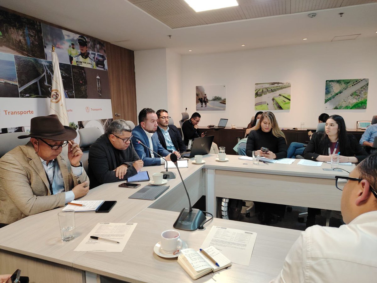 InviasOficial's tweet photo. Representantes de la Contraloría destacaron la articulación del @InviasOficial con la ciudadanía caqueteña y acompañarán la veeduría de los procesos.
Se acordó un cronograma de actividades y mesas de seguimiento mensual para beneficio de las comunidades. https://t.co/ZAYJSGZkdy
