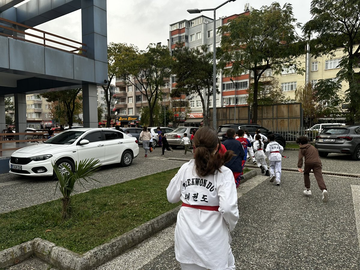 Sağlıklı Yaşam ve Spor Atölyesi öğrencilerimizle birlikte merkezimizin bahçesinde keyifli bir koşu etkinliği gerçekleştirdik! 🏃‍♀️🌿
Hem eğlendik hem de sporu hayatımızın bir parçası haline getirmenin önemini hatırladık. 💪
Sağlıklı yaşam için hareket zamanı! 💚  #gsbgm #bafragm