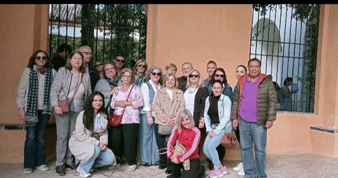 Hoy, nuestros vecinos del Distrito Cerro-Amate 👥 han disfrutado de una enriquecedora charla y de la visita al Real Alcázar 🏰. 

Una jornada de aprendizaje, cultura y convivencia 🌟 en un entorno único de nuestra ciudad ✨.