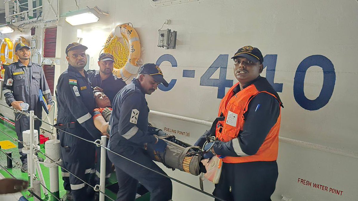 IndiaCoastGuard's tweet image. @IndiaCoastGuard #MRCC #Chennai swiftly coordinated a critical #MEDEVAC from the #Liberian flagged MV Konstantinos-II, 55 NM off #Chennai. Responding promptly, #ICG Ship C-440 successfully evacuated a 35-year old #Filipino crew suffering from acute abdominal pain, administering…