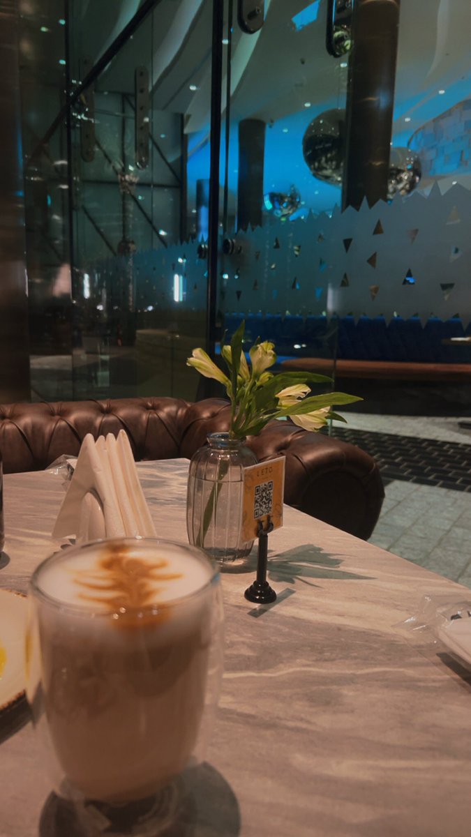 مساء أنيق وصديق مفضل ونسمات عليلة وكوب قهوة، 
.تلك أكثر اللحظات ترفاً.