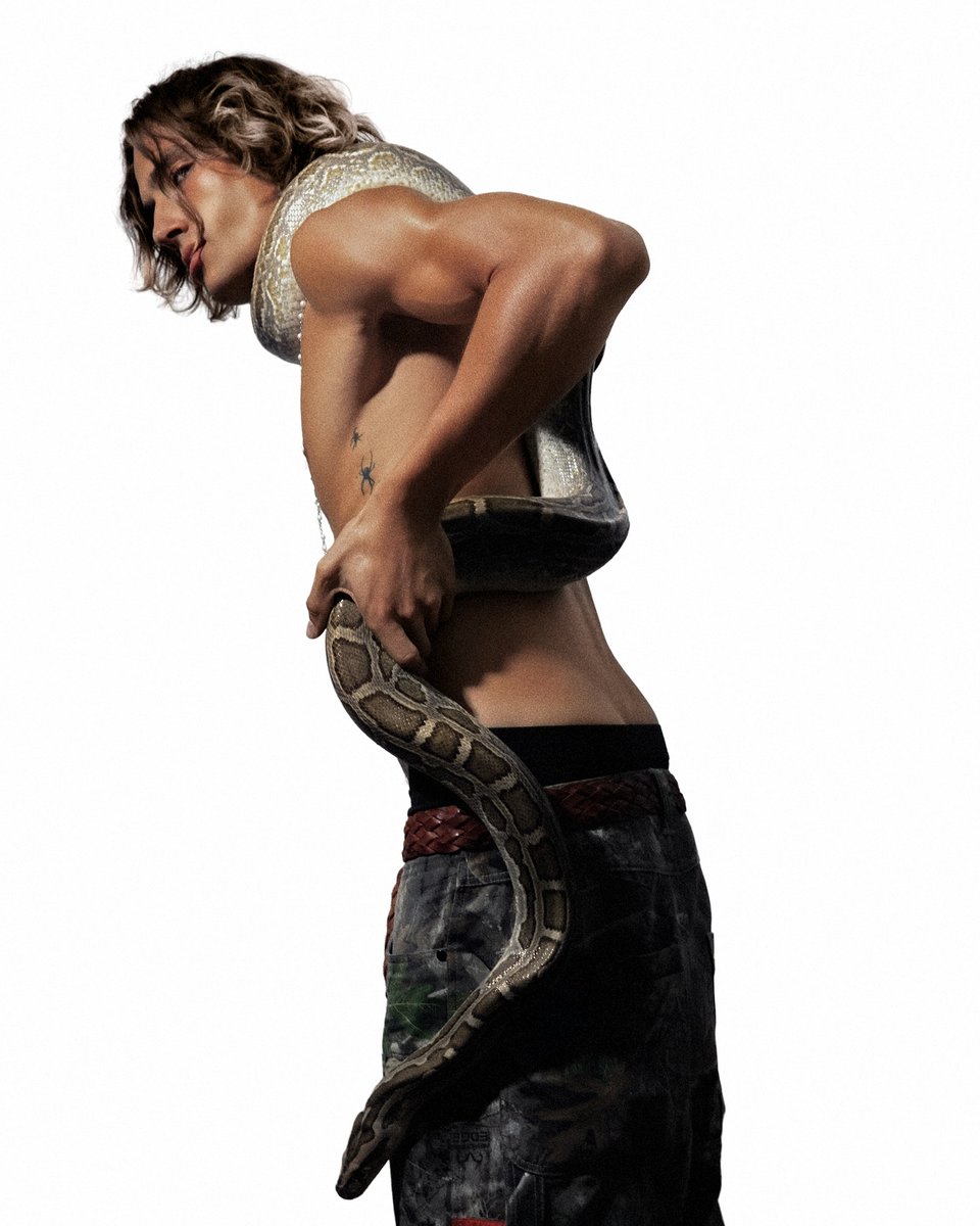 Ty Warner poses with a python... 💪 🔥 🐍
