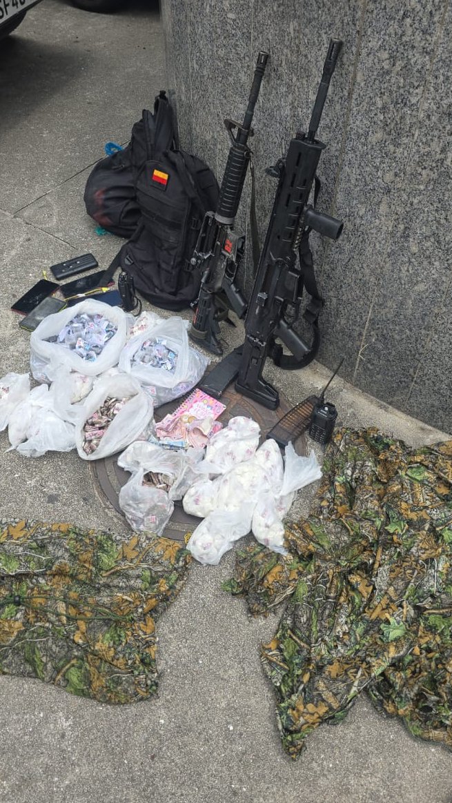Mais duas armas de guerra foram retiradas das mãos de criminosos, nesta quinta (06). Desta vez, a ação foi desencadeada por policiais do #9BPM, durante patrulhamento em Cascadura, Zona Norte do Rio. Ao todo, 04 criminosos foram presos em flagrante e outros materiais apreendidos.
