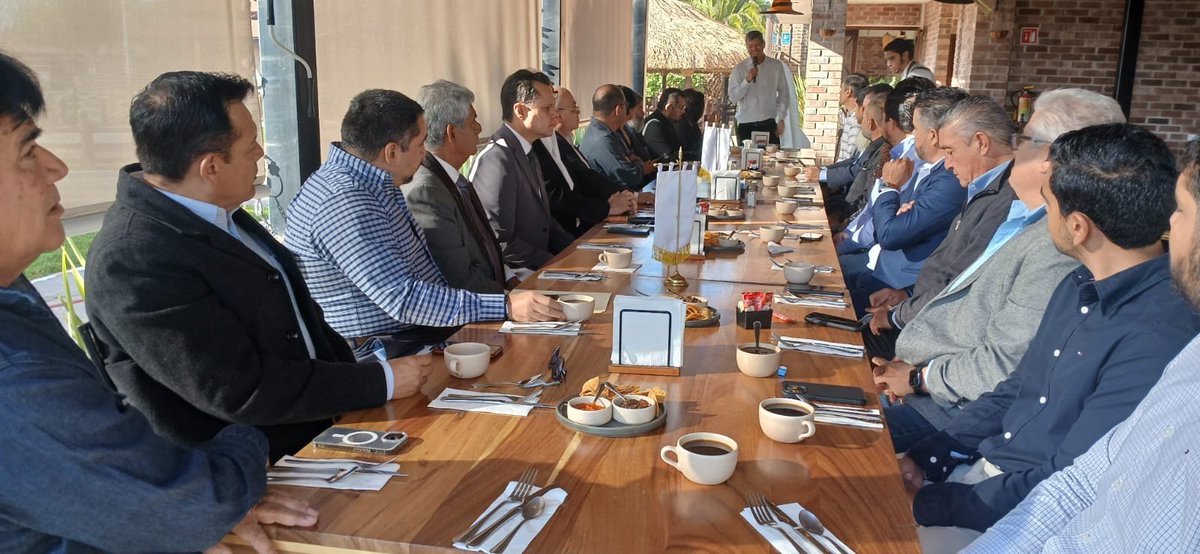 Se llevo a cabo la reunión entre amigos, realizada por por el Pdte. de la #AMIVTACDgo el Ing. <a href="/soterosoto/">Sotero Soto</a> acompañados por diversas autoridades, empresarios, académicos y sociedades civiles, con el propósito en dar a conocer el Seminario de #SeguridadVial_en_Durango <a href="/Edgar_Comenta/">Edgar Burciaga</a>