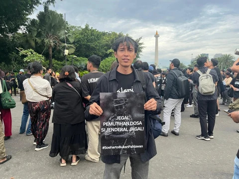 Savic menilai Soeharto tidak layak disebut pahlawan karena dua alasan utama yakni kekerasan terhadap rakyat dan kekayaan yang tidak wajar selama berkuasa. nu.or.id/nasional/hadir…