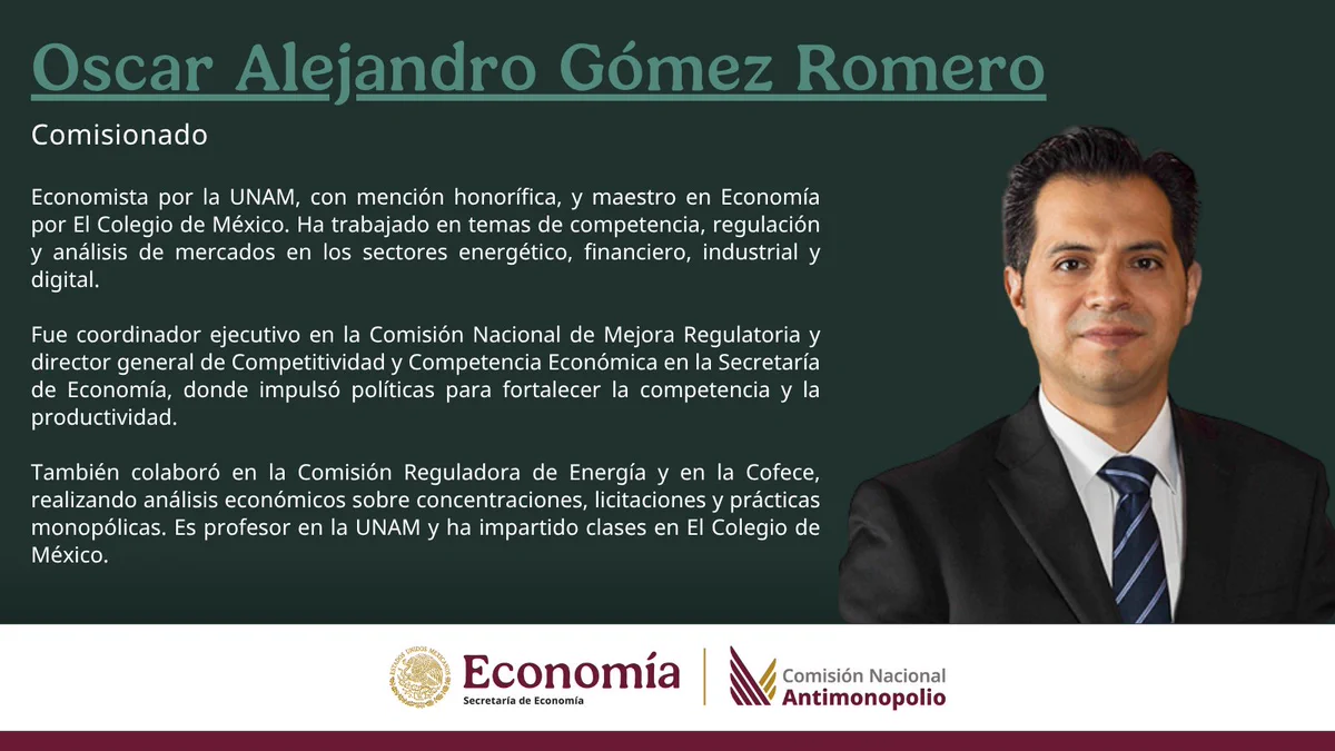 Retrato institucional de Óscar Alejandro Gómez Romero, comisionado de la Comisión Nacional Antimonopolio. En el texto se detalla su formación como economista por la UNAM y maestro por El Colegio de México, así como su experiencia en competencia económica y regulación en sectores energético, financiero e industrial. Se destaca su paso por la Secretaría de Economía, la Cofece y la Comisión Reguladora de Energía. Fondo verde oscuro con logotipos institucionales.