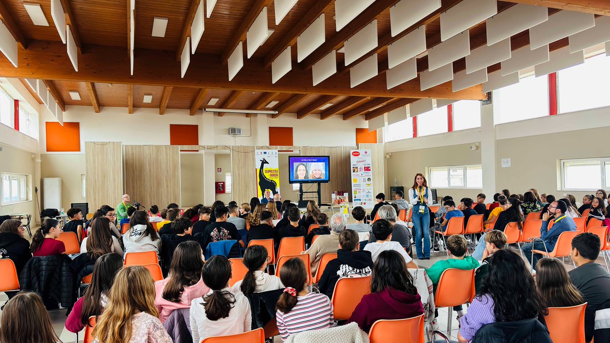 ilCosmopolitico's tweet photo. Come i giovani costruiscono la loro verità? E' stato questo il tema della lezione a #geopoliticaneiborghifestival2025 di Vanessa Combattelli a San Martino in Pensilis: giornalismo, informazione e il sottile confine che separa immagini reali da quelle create con l'AI https://t.co/mLw8QrRP0R