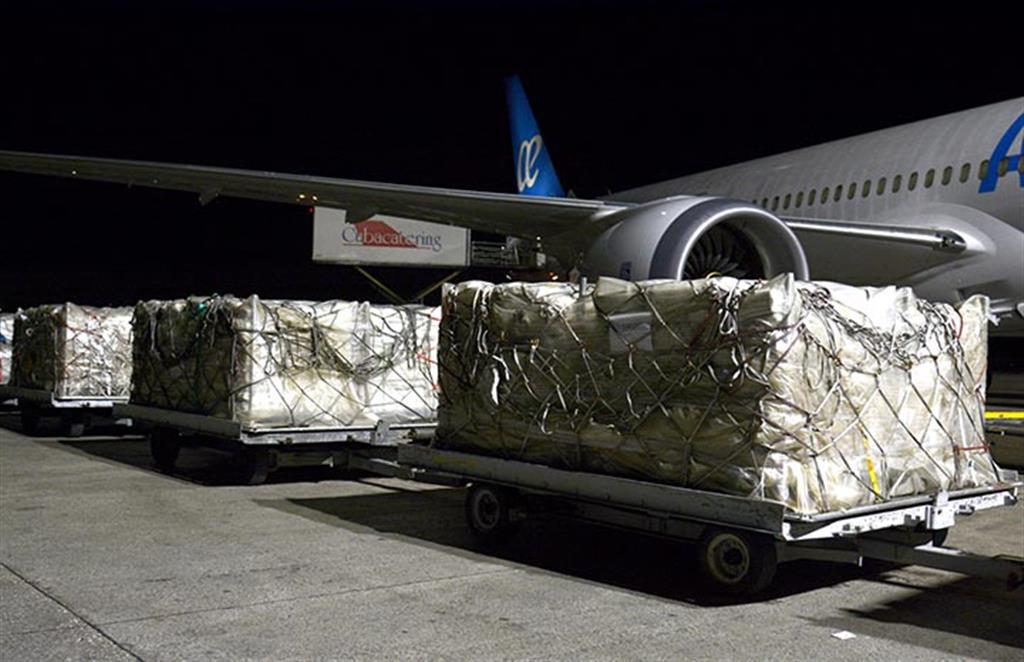 CubaMINREX's tweet photo. 🇨🇺🤝🇪🇸 Agradecemos al pueblo y gobierno de España y a la AECID por la donación de insumos médicos y materiales para la recuperación tras el paso del huracán. 

#FuerzaCuba

Ampliación 👇 https://t.co/zwxYTjtrFx https://t.co/TWBEVdt5j0
