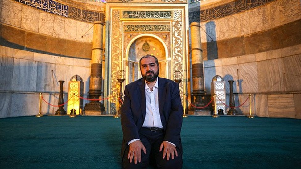Ayasofya Cami'sinin eski başimamı Prof. Dr. Mehmet Boynukalın:

Müslüman olmayana rahmet okumak caiz değildir. Bu konuda bütün İslam alimleri ittifak etmiştir.