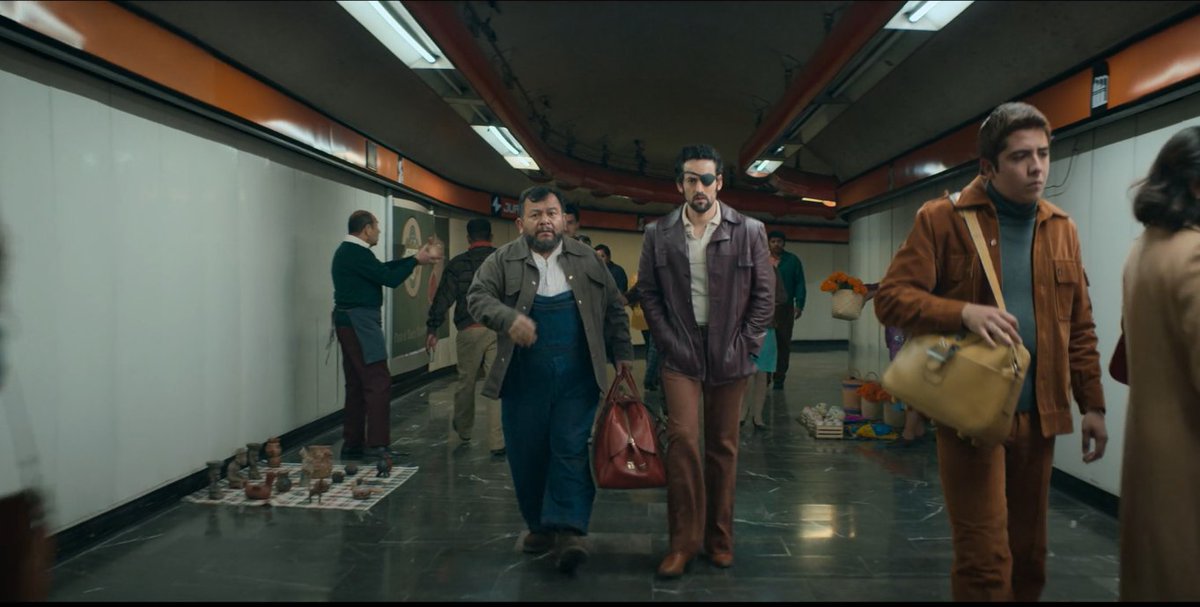 ArchivoSofree's tweet image. Excelente jueves!
En las imágenes vemos a los actores Luis Gerardo Méndez y Silverio Palacios caminando en varias zonas de la estación #Refinería de la #Linea7 del #MetroCDMX la cual fue ambientada como la estación #Juanacatlán de la #Línea1 para la miniserie Belascoarán.