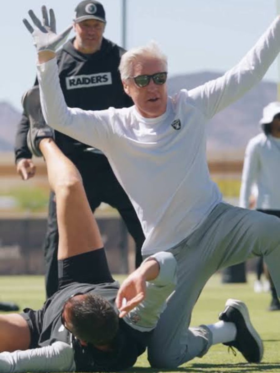 ThadWells's tweet image. Pete Carroll got fired from the NFL.

Then he watched a youth football practice.

What he saw changed everything:

🧵THREAD