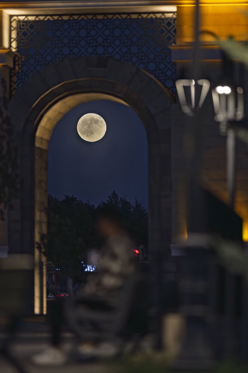 Süper Ay Tutulması’nın güzelliği, kadim şehir Kayseri’mizin semasında adeta bir görsel şölene dönüştü. 🌕✨
Birkaç gün süren titiz çalışmamızın ardından, bu eşsiz kareleri siz kıymetli hemşehrilerimle paylaşıyorum.
Gerçekten de bu güzel şehrin her köşesi bir tablo gibi… 🩶