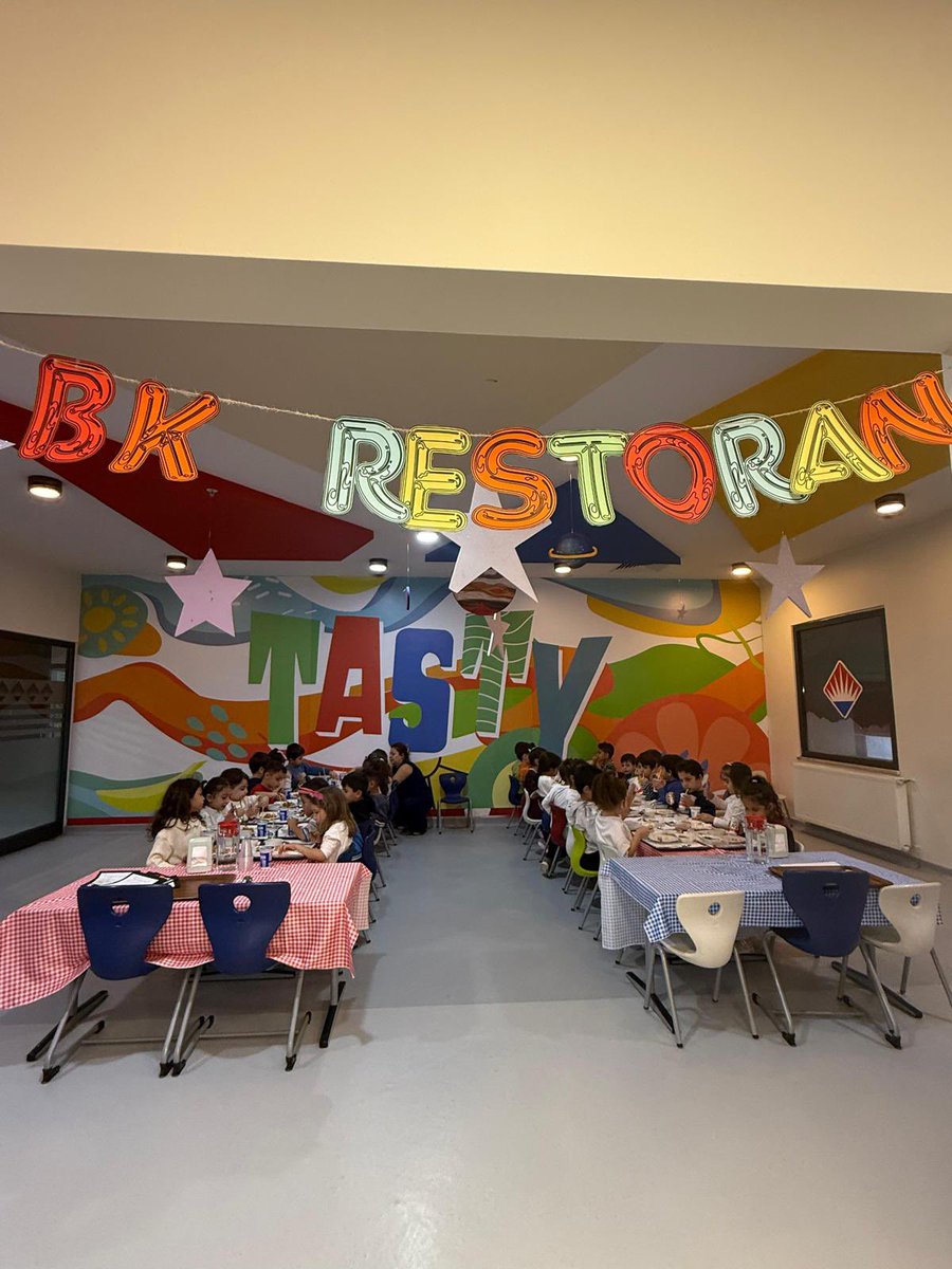 BahcesehirGA's tweet photo. Minik şeflerimiz bugün yemekhanemizde #MasterKids programımıza ait Beslenme Okuryazarlığı temamızdaki restoran etkinliğini yaptılar! 🍽️
Kendi menülerinden seçim yaparak sağlıklı yiyecekleri tanıyarak,çatal–bıçak kullanımını ve sofra düzenini öğrendiler. 👩🍳👨🍳 https://t.co/B01nWH1hL1
