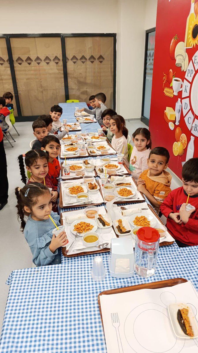 BahcesehirGA's tweet photo. Minik şeflerimiz bugün yemekhanemizde #MasterKids programımıza ait Beslenme Okuryazarlığı temamızdaki restoran etkinliğini yaptılar! 🍽️
Kendi menülerinden seçim yaparak sağlıklı yiyecekleri tanıyarak,çatal–bıçak kullanımını ve sofra düzenini öğrendiler. 👩🍳👨🍳 https://t.co/B01nWH1hL1