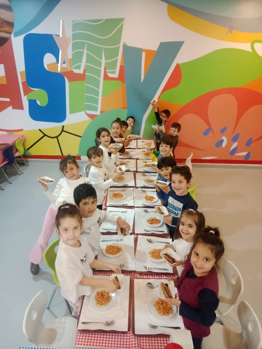 BahcesehirGA's tweet photo. Minik şeflerimiz bugün yemekhanemizde #MasterKids programımıza ait Beslenme Okuryazarlığı temamızdaki restoran etkinliğini yaptılar! 🍽️
Kendi menülerinden seçim yaparak sağlıklı yiyecekleri tanıyarak,çatal–bıçak kullanımını ve sofra düzenini öğrendiler. 👩🍳👨🍳 https://t.co/B01nWH1hL1