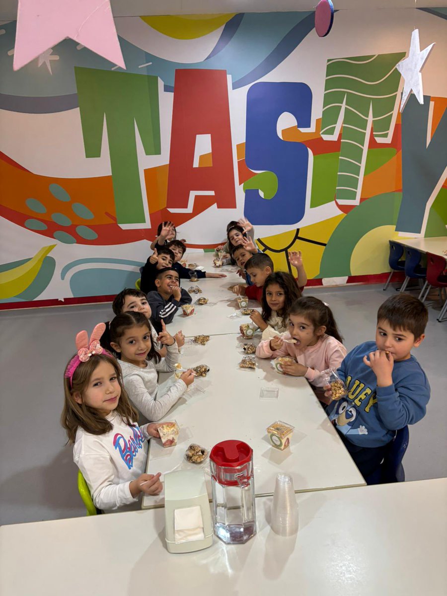 BahcesehirGA's tweet photo. Minik şeflerimiz bugün yemekhanemizde #MasterKids programımıza ait Beslenme Okuryazarlığı temamızdaki restoran etkinliğini yaptılar! 🍽️
Kendi menülerinden seçim yaparak sağlıklı yiyecekleri tanıyarak,çatal–bıçak kullanımını ve sofra düzenini öğrendiler. 👩🍳👨🍳 https://t.co/B01nWH1hL1