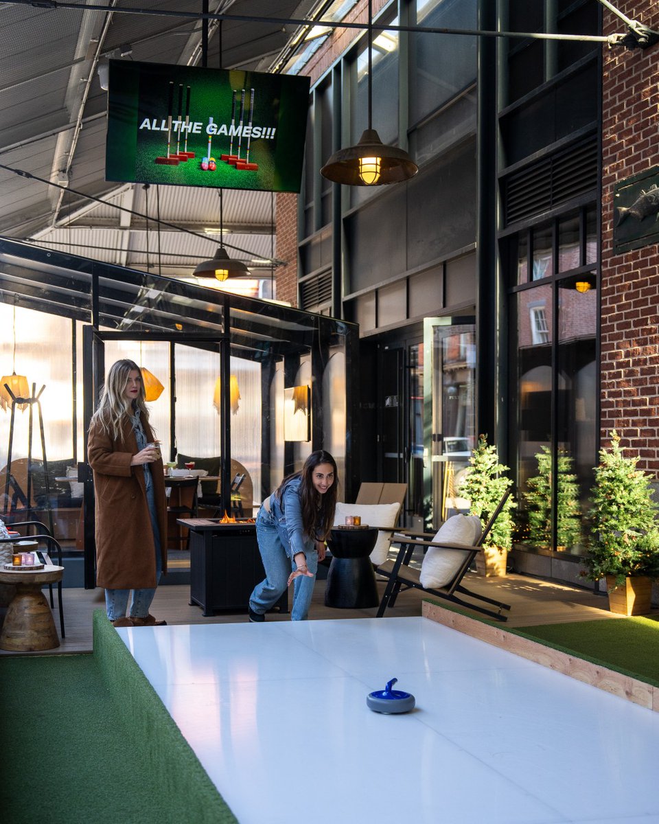 TheSeaportNYC's tweet image. Curling, cocktails, and cozy cabins. It's the ultimate city winter combo. Keep the fun going all season long at the Lawn Club! 🥌🍸 #TheSeaport