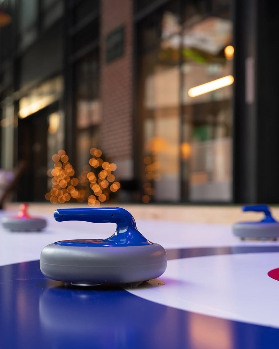 TheSeaportNYC's tweet image. Curling, cocktails, and cozy cabins. It's the ultimate city winter combo. Keep the fun going all season long at the Lawn Club! 🥌🍸 #TheSeaport