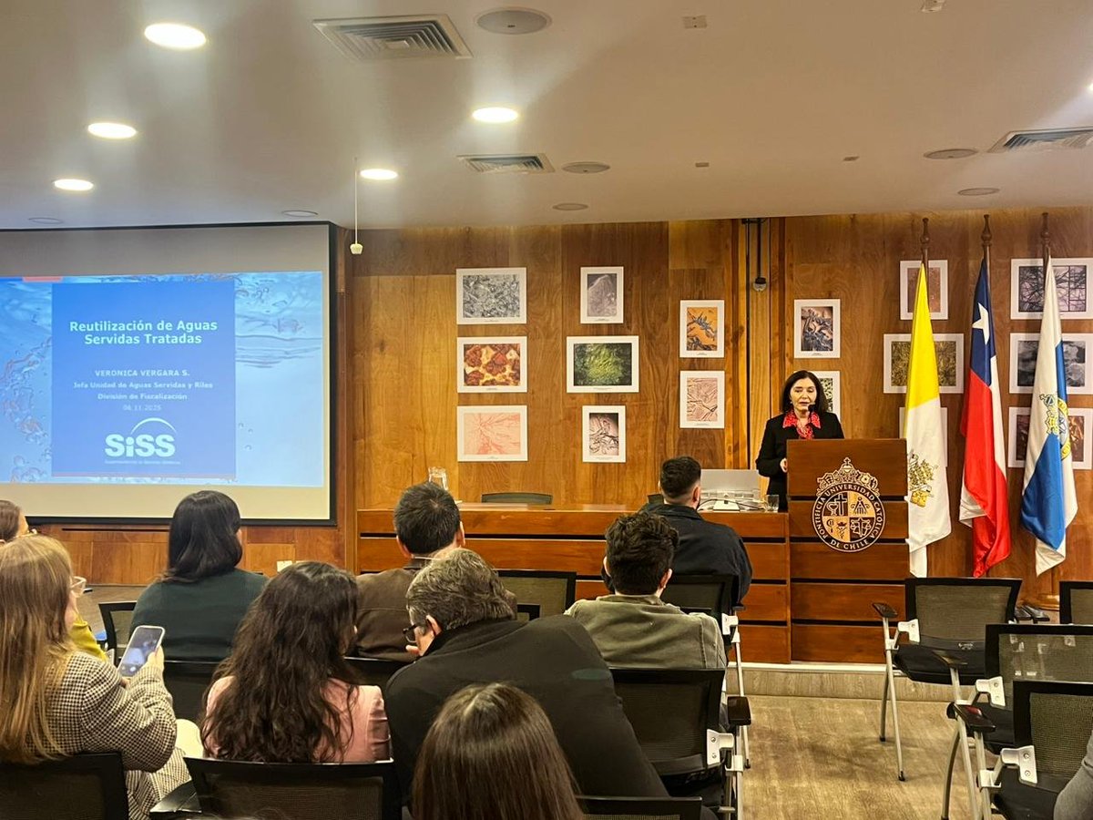 SISS_CHILE's tweet photo. 🧪 La jefa de la Unidad de Aguas Servidas y Roles de la #SiSS, Verónica Vergara, participó en el 1° Simposio de Contaminantes Emergentes y Procesos Avanzados de Oxidación, realizado en la Facultad de Química y Farmacia de la @ucatolica  —su alma mater 🎓—, donde expuso sobre el reúso de aguas servidas tratadas y los desafíos para su regulación y aplicación sostenible 💧

#AguaReutilizada #SISS #Innovación #GestiónHídrica #ContaminantesEmergentes