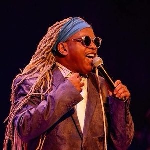 RockOthers's tweet photo. #AlmanaccoRock by @FabioLisci
#OnThisDay #CoreyGlover 
6 novembre 1964 – Nasce Corey Glover

Voce e anima dei Living Colour, Corey Glover è una delle personalità più originali emerse nella scena rock degli anni ’80. Nato a Brooklyn, si è imposto per la sua vocalità intensa e versatile, capace di spaziare tra funk, metal e soul.
Con l’album Vivid (1988) e il singolo Cult of Personality, la band portò un suono nuovo e potente, unendo tecnica, coscienza politica e groove urbano. La voce di Glover fu il collante perfetto tra l’impatto strumentale e il messaggio sociale del gruppo.