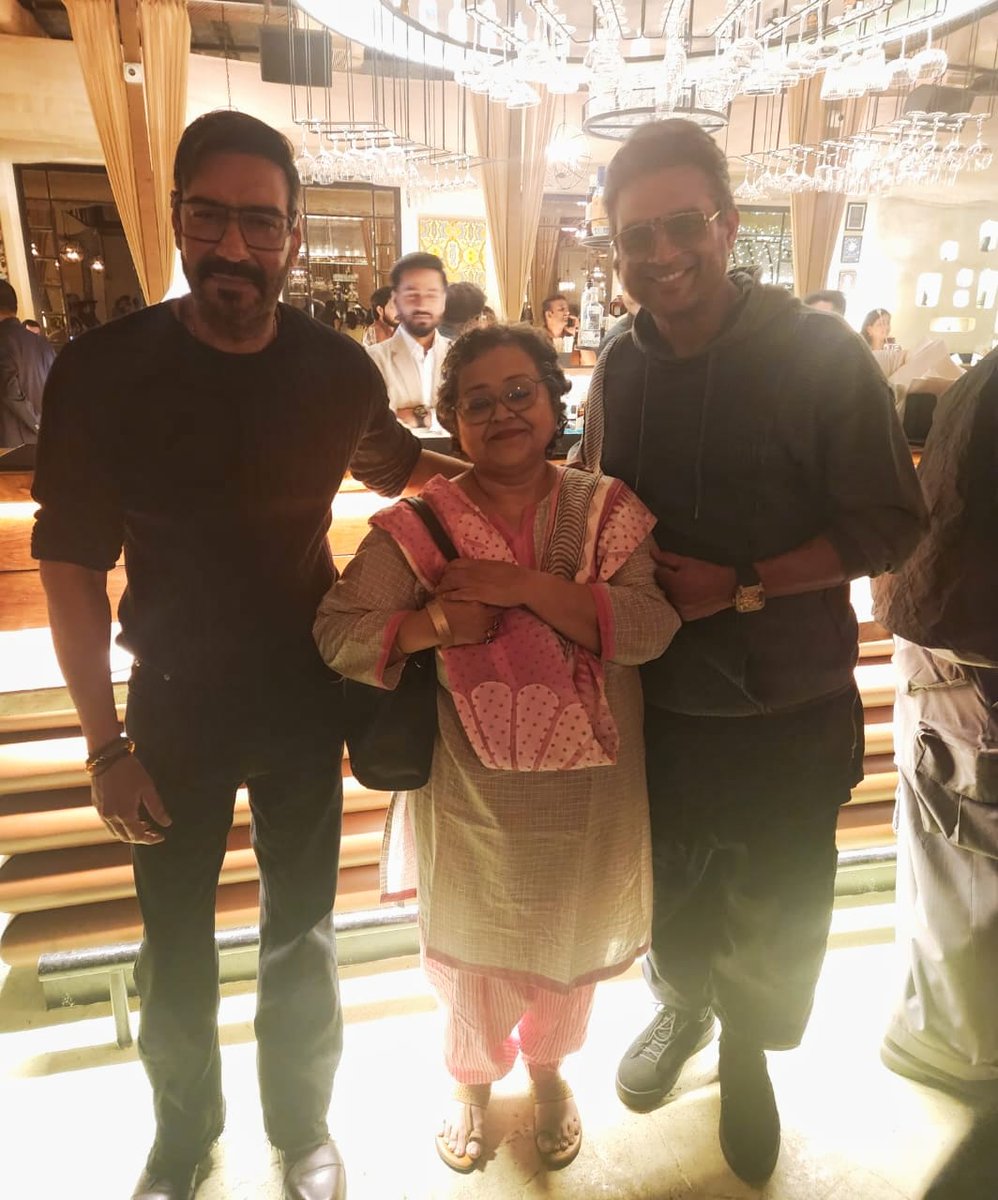 Jab we met... ❤️ #EkChotiSiMulaqat #EkFotuTohBantaHai 📷
Meeting my favorite super stars is always a pleasure. Both dashing, charismatic, brilliant actors (and National Award winners) <a href="/ajaydevgn/">Ajay Devgn</a> and <a href="/ActorMadhavan/">Ranganathan Madhavan</a> 
#DeDePyaarDe2 #LuvRanjan <a href="/gargankur/">Ankur Garg</a> #LovedDDPD2Trailer
