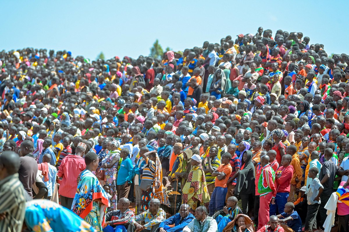 NtareHouse's tweet image. SE @GeneralNeva a officiellement présenté le nouvel Administrateur de la Commune #Busoni M. François-Xavier KARENZO à Nyarunazi, devant les natifs de @PButanyerera et une grande foule des anciennes communes qui font l'actuelle  Busoni à savoir Busoni,   Bwambarangwe et Gitobe.
