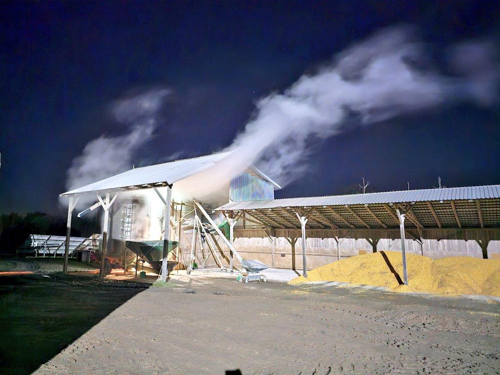 JarekDen's tweet image. Podczas gdy miasto śpi, my #rolnicy pracujemy pełną parą! 🌙 Suszenie kukurydzy nocą to nasza codzienność, aby zapewnić najwyższą jakość zbiorów. Ktoś musi czuwać, żeby 'samo rosło', prawda? 😉 Pozdrowienia z suszenia! #rolnictwo #kukurydza #nocnazmiana #polskirolnik