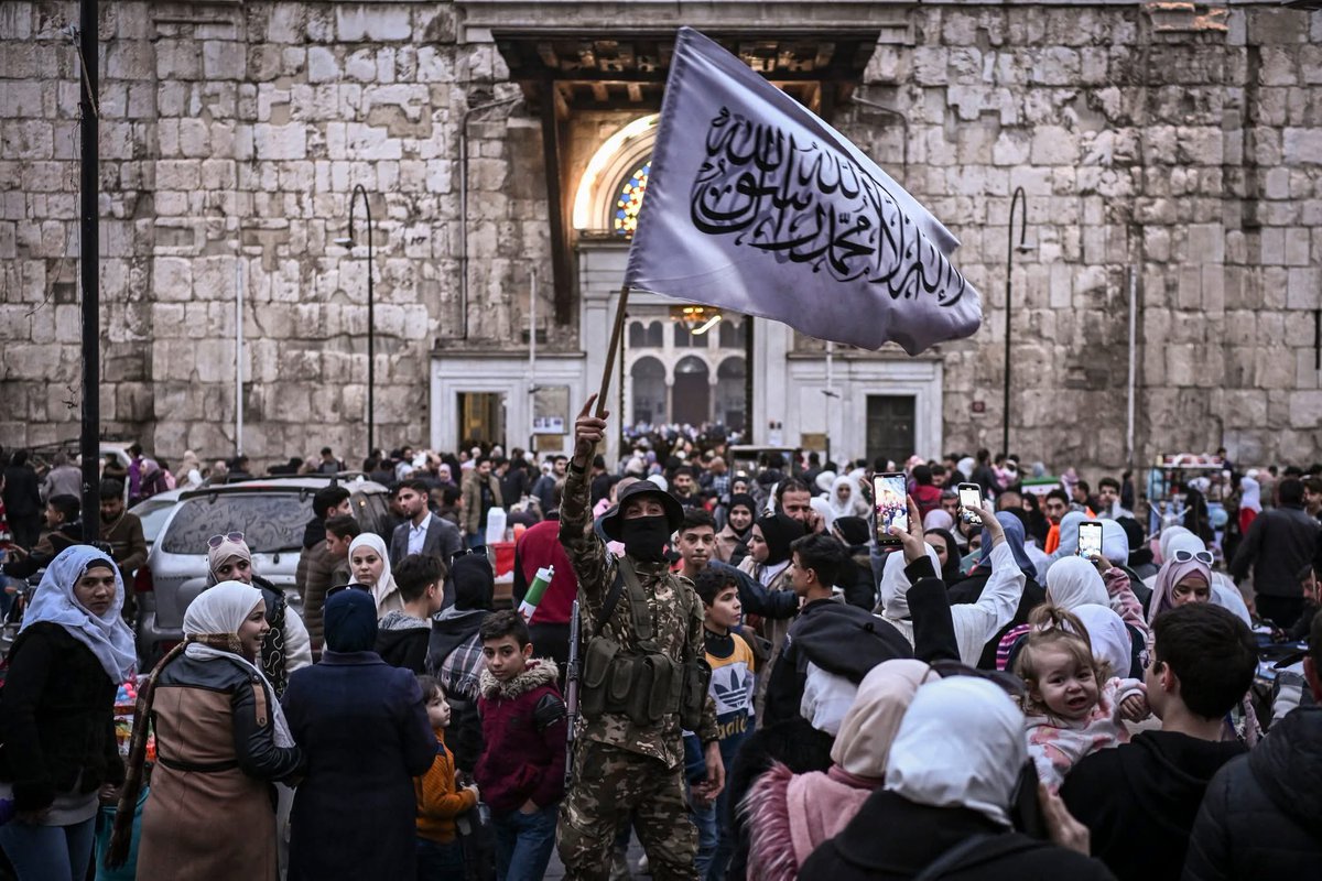 في #دمشق لاتحتاج أن تسافر لتشعر بالعروبة
تبدأ رحلتك من ساحة #السعودية حيث يرفرف الود العربي دفئا واعتزازا
ثم تمشي في شارع #بغداد وتمر ب #القاهرة و #بيروت
تسلك #فلسطين فتصل إلى #الجزائر و #تونس و #المغرب
كأن كل العواصم العربية اجتمعت على أرضها لتقول
هنا قلب العروبةوالأسلام النابض