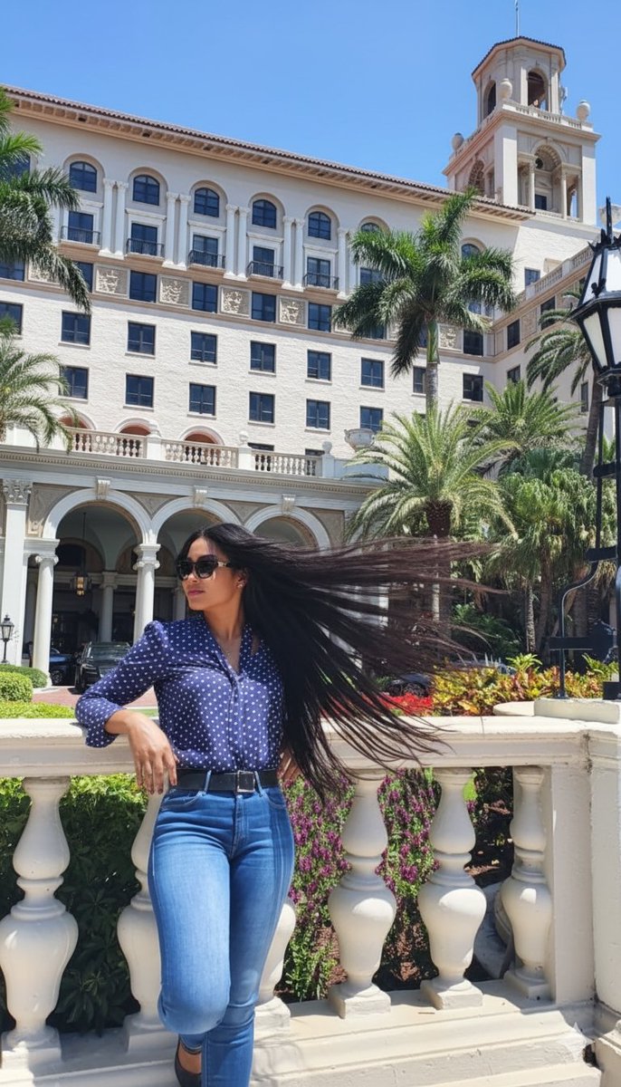 nievesmorena1's tweet image. #Trowbackthursday❤️📸

Me gustan las personas que son como ese libro que nunca prestarías; ese que te hizo tanto bien en aquella época oscura de tu vida: ese que vuelves a releer cada tanto y siempre lo disfrutas, ese que te enseñó...
Que los libros también curan.
🖋