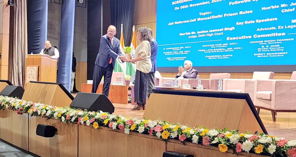 bhullar303's tweet photo. It was a pleasant meeting with the author @sunetrac of #BlackWarrant and #BehindtheBars at #DelhiHighCourt symposium

And she obliged with signature on both the books

@RoliBooks great publications https://t.co/uaYlQlmgG5