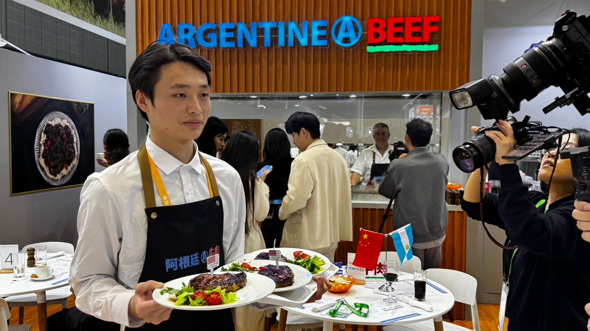 🇦🇷🥩El #IPCVA participa junto a 13 empresas exportadoras en la <a href="/ciieonline/">China International Import Expo</a> , una de las ferias más importantes del mundo 🌏
En el Pabellón Argentine Beef, los visitantes degustan bife ancho y angosto a la parrilla 🔥
Leé más 👉 ipcva.com.ar/novedades/la-c…

#ArgentineBeef #CIIE #IPCVA