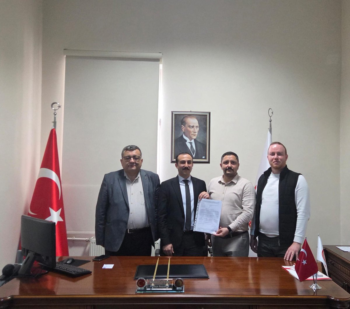 Türk Büro-Sen Uşak-Bilecik Şubemizin 2. Olağan Genel Kurul Mazbatalarımızı Uşak Seçim Müdürlüğünden Teslim Almış Bulunmaktayız.
Hayırlı Olsun Rabbim Bizleri Üyelerimize Camiamıza Teşkilatlarımıza Kamu Çalışanlarımıza Utandırmasın İnşallah. 
🇹🇷
<a href="/turkburosenusak/">Türk Büro Sen Uşak</a> <a href="/turkburosenblck/">Türk Büro Sen. Bilecik</a>