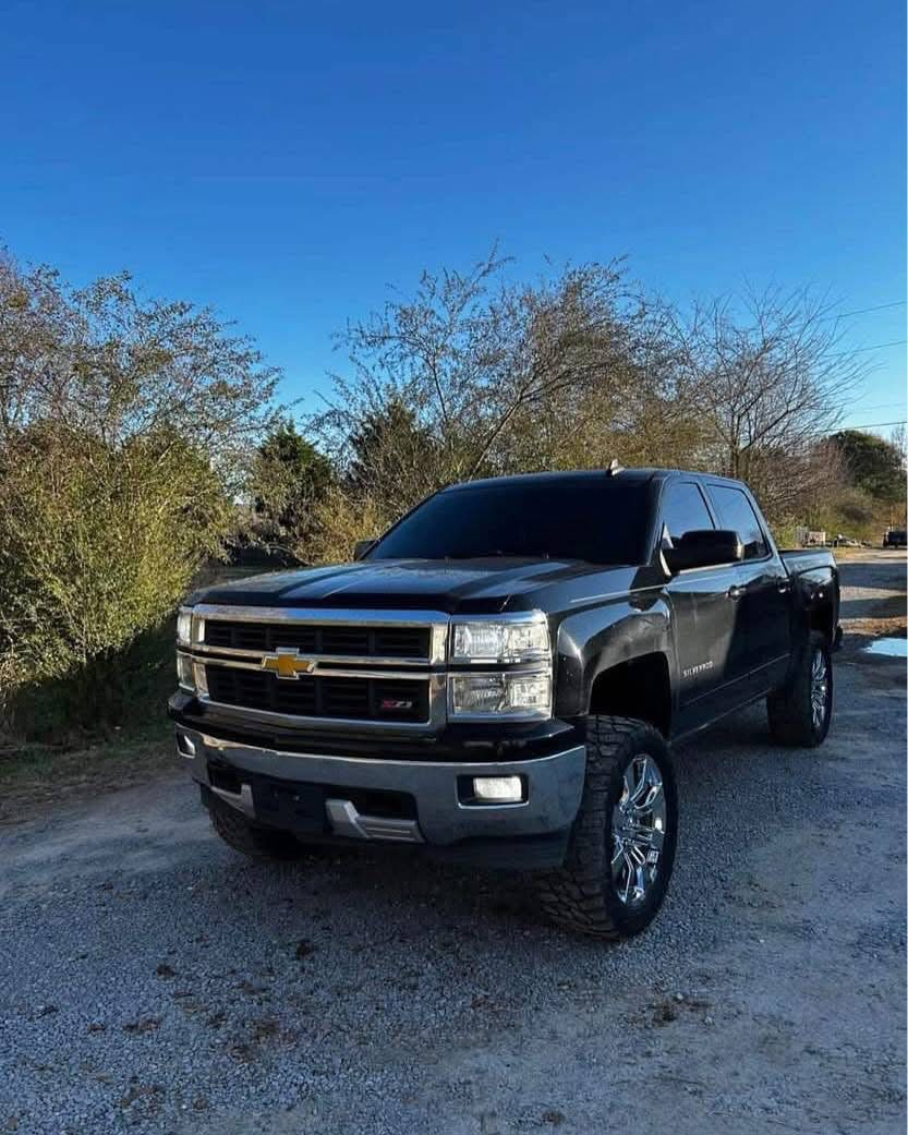 StreamAutocarss's tweet photo. 2015 Chevy Silverado
Price $2900
Down payment $300
Financing Options Available $250+
1 owner
No mechanical fault
90days warranty
4x4 works
6in rough country lift
Transmission barely got rebuilt 2-3 months ago have paper work of it
Runs and drives great no problems
Has new rotors https://t.co/2mRADvQgB3
