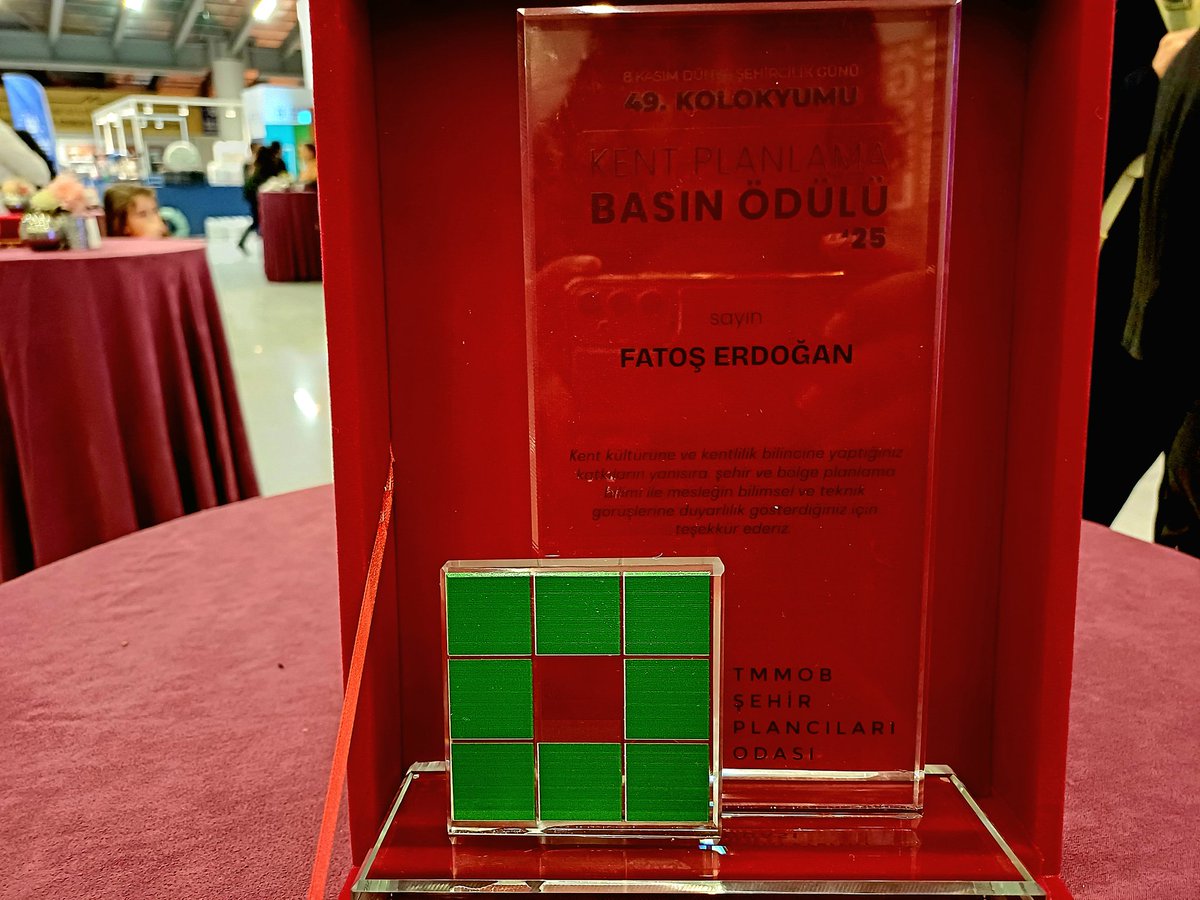 puleragema's tweet image. Dün gazetecilik yaptığım için Çağlayan Adliyesi’nde yargılandım! 

Bugün gazetecilik yaptığım için Bursa&apos;da ödül aldım.