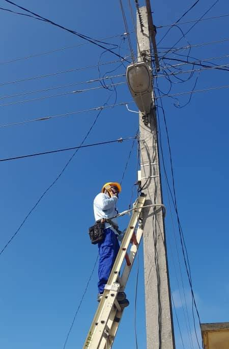 En San Luis, Santiago de Cuba 🇨🇺, se encuentra la Brigada Jesús Montané.
Nuestros valientes 💪 operarios están en terreno, trabajando sin descanso para restablecer las comunicaciones tras el paso del huracán #Melissa 🌀. 
#EtecsaConCuba