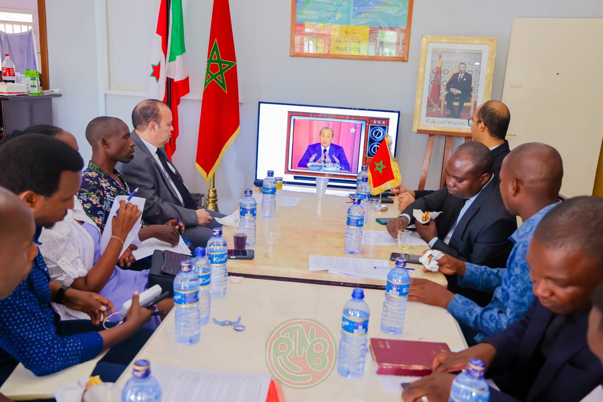 RTNBurundi's tweet photo. 🇲🇦 50 Ans de la glorieuse marche verte célébrés à #Bujumbura : Mémoire d’un élan patriotique inoubliable 🇧🇮

Ce jeudi 06 novembre 2025, l’Ambassade du Royaume du Maroc au Burundi (@MarocauBurundi ) a accueilli la projection d’un documentaire émouvant retraçant la Glorieuse Marche Verte, à l’occasion de son 50ᵉ anniversaire.

🕊️ Un rappel d’un tournant pacifique

Le Chef de Mission Diplomatique du #Maroc au #Burundi, Dr Abdelouahhab Makhtari, a rappelé que le 06 novembre 1975, 350 000 volontaires marocains, guidés par le Roi Hassan II, ont marché pacifiquement vers le Sahara marocain pour affirmer la souveraineté du Maroc, avec pour seules armes le Coran et le Drapeau national.

⚖️ Une épopée politique et diplomatique

De la reconnaissance des liens historiques par la Cour Internationale de Justice (#CIJ) en 1975 à la Résolution 2797 du Conseil de sécurité de l’#ONU (31 octobre 2025), soutenant le plan d’autonomie marocain, le #Maroc a transformé cette marche en victoire diplomatique majeure.

🌍 Le soutien africain et international

Plus de 30 Consulats africains ouverts à Laâyoune et Dakhla, dont celui du Burundi inauguré en 2020, illustrent un large appui continental au plan d’autonomie du Royaume, reconnu aujourd’hui comme la solution la plus crédible et durable au différend du Sahara marocain.

💫 Un symbole d’unité et d’espérance

Cinquante ans après, la Marche Verte demeure un symbole de paix, d’unité nationale et de fidélité au Trône, inspirant encore les générations marocaines et africaines dans leur quête de souveraineté et de stabilité.
