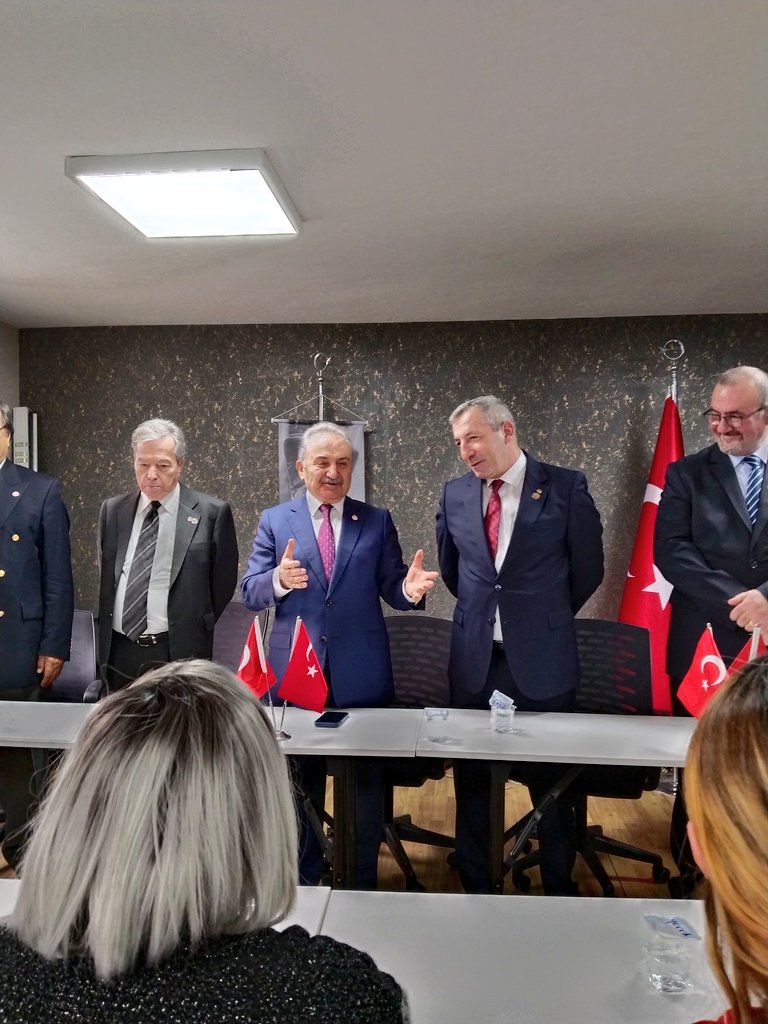 Ata Parti genel başkanı Sn. Namık Kemal Zeybek ve heyetini genel merkezimizde misafir ettik. Kıymetli ziyaretleri için teşekkür ederiz. Elde kalan son vatan toprağını böldürmemeye ant içtik. Kavgamız bu uğurda tavizsiz ve tereddütsüz devam edecektir
<a href="/atacizeybek/">Namık Kemal Zeybek</a> <a href="/rsahinozturkcmp/">Reşat Şahin Öztürk</a>