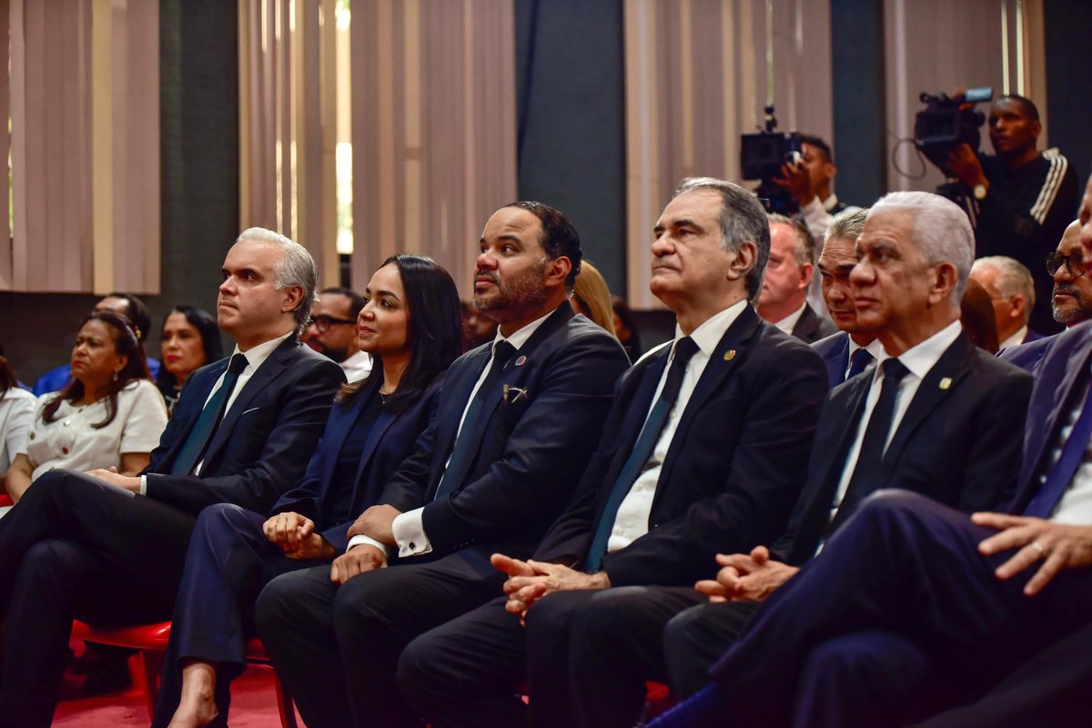 FarideRaful's tweet photo. Hoy celebramos con orgullo el 181 aniversario de la Constitución de la República Dominicana, pilar de nuestra democracia y garantía de nuestras libertades. 🇩🇴

Participamos junto al presidente Luis Abinader en la audiencia solemne del Tribunal Constitucional, realizada en San Cristóbal, cuna de nuestra Carta Magna.