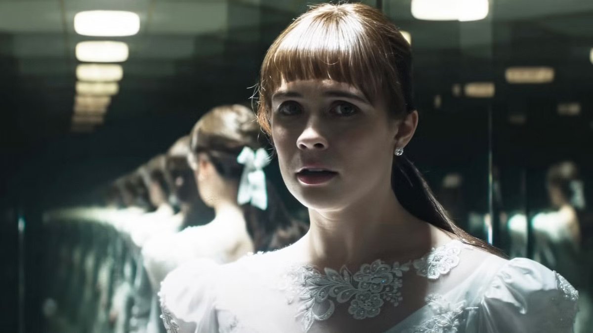 Заклятие 4: Последний обряд
Больше семейная драма, чем ужасы, самого противостояния кот наплакал. Хоть фильм и долгий (2:15), не хватило эпичной финалочки. Ведь порой тут уже ходят монстры типа "Оно", но не в конце.
Много отсылок для знатоков и сентиментальный финал.
Норм. Удаляй