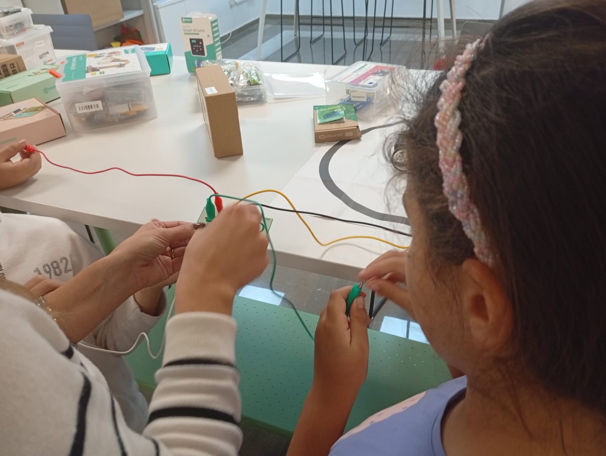 VuelaFVaqueros's tweet photo. Comenzamos nuestro mes de Noviembre con #ROBÓTICA EDUCATIVA #MAKEMAKEY #GATORBOARD #EARL #SmartAILens #Programación #makecode.microbit.org GRUPO INFANTIL #VUELINES VolandoConAndalucía #PowerToThePueblos @PuntosVuela #FuenteVaqueros https://t.co/3kaxK3osgQ