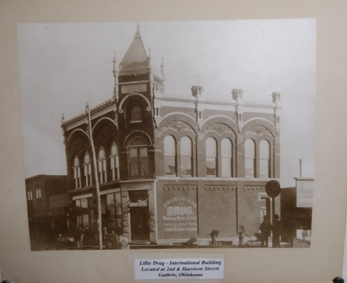 Oklahoma’s first capital is a hub of holiday charm, friendly folks and plenty to see and do. See our monthly Outside the Metro piece here: okmag.com/blog/a-city-of…
📸: Oklahoma Frontier Drugstore Museum and Apothecary Garden