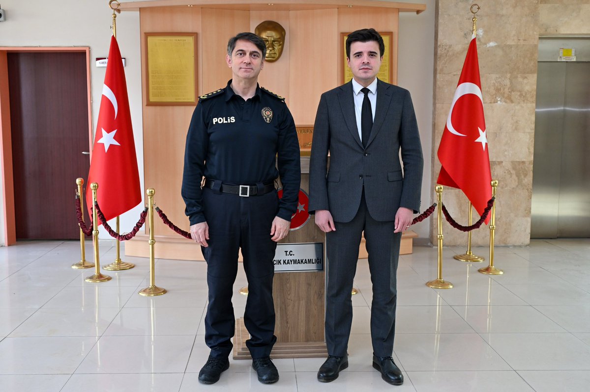 Yozgat İl Emniyet Müdürü Sayın Necmettin KOÇ,Kaymakamımız Sayın Latif KORALP’e hayırlı olsun ziyaretinde bulundu.

Kaymakamımız nazik ziyaretlerinden dolayı kendilerine teşekkürlerini iletti.