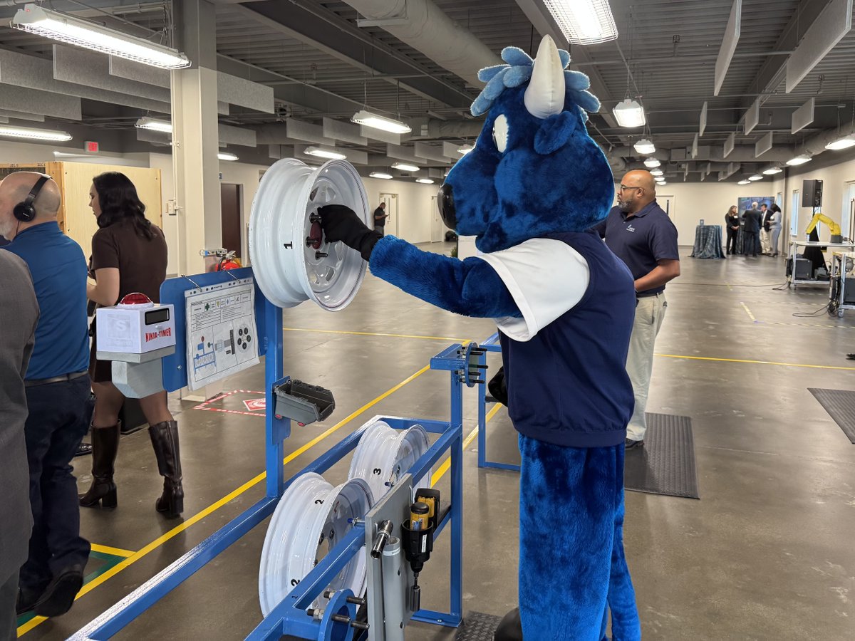 SCTechSystem's tweet image. Governor Henry McMaster toured the new Cornerstone Training Center today, a partnership between @RichlandSC, @MidlandsTech, the @SCCommerce, and the SC Technical College System.
Cornerstone is already training future @ScoutMotors employees through readySC.